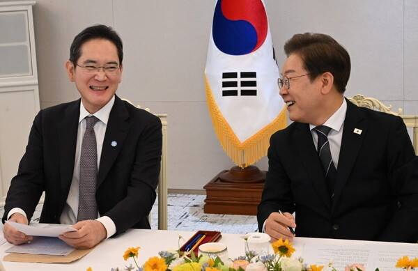 이재명 대통령이 지난 6월 13일 서울 용산 대통령실청사에서 열린 6경제단체와 기업인 간담회에서 이재용 삼성전자 회장과 얘기하고 있다. [사진출처 = 연합뉴스]