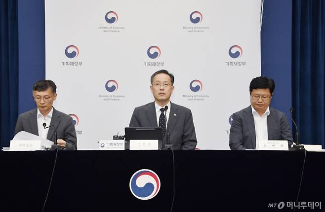 (서울=뉴스1) = 이형일 기획재정부 차관이 지난 29일 정부세종청사에서 열린 '2025년 세제개편안 상세 브리핑'에서 주요 내용을 발표하고 있다. (기획재정부 제공. 재판매 및 DB 금지) 2025.7.31/뉴스1  Copyright (C) 뉴스1. All rights reserved. 무단 전재 및 재배포,  AI학습 이용 금지. /사진=(서울=뉴스1)