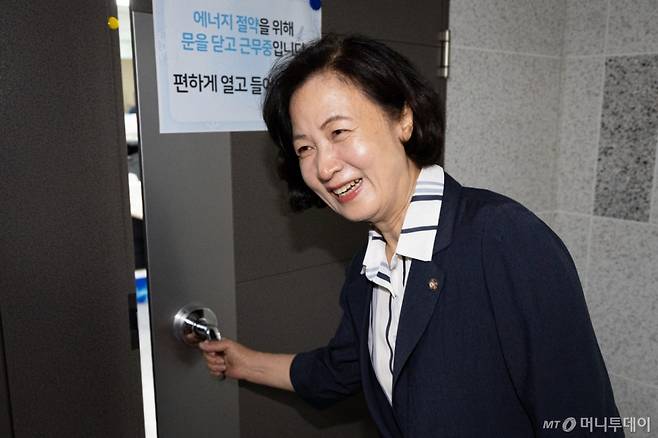 (서울=뉴스1) 유승관 기자 = 국회 법제사법위원장에 내정된 추미애 더불어민주당 의원이 6일 서울 여의도 국회 의원회관 사무실로 들어서고 있다.  김병기 원내대표는 이날 최고위원회의에서 '주식 차명계좌 거래' 의혹으로 탈당한 이춘석 의원을 제명하고 추미애 의원을 법사위원장으로 내정했다고 밝혔다. 2025.8.6/뉴스1  Copyright (C) 뉴스1. All rights reserved. 무단 전재 및 재배포,  AI학습 이용 금지. /사진=(서울=뉴스1) 유승관 기자