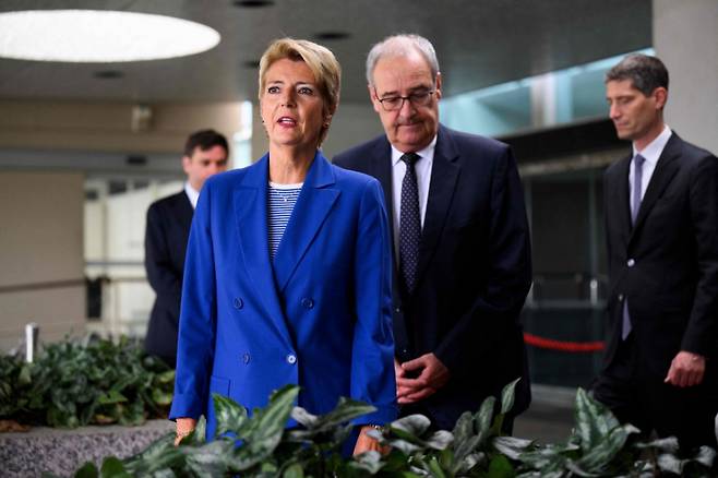 카린 켈러주터 스위스 대통령(왼쪽)과 가이 파멜린 스위스 경제부 장관이 6일(현지시간) 워싱턴에서 마코 루비오 미국 국무장관과 회담을 마친 후 국무부를 떠나기 전 기자들과 질의응답 시간을 갖고 있다./AFPBBNews=뉴스1