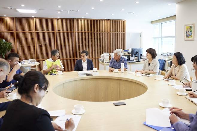 김동연 경기도지사 7일 학교급식시민사회단체 공동대책위원회와 면담을 하고 있다./사진제공=경기도