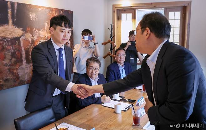 (서울=뉴스1) 김성진 기자 = 한성존 대한전공의협의회 비상대책위원장과 김국일 보건복지부 보건의료정책관이 7일 서울 중구 달개비에서 열린 수련협의체 제3차 회의에서 인사하고 있다. 2025.8.7/뉴스1  Copyright (C) 뉴스1. All rights reserved. 무단 전재 및 재배포,  AI학습 이용 금지. /사진=(서울=뉴스1) 김성진 기자