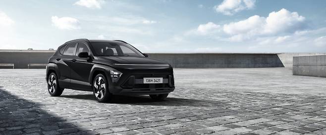 현대차가 소형 SUV 코나의 신규 디자인 패키지 코나 블랙 익스테리어를 선보였다. /사진=현대차
