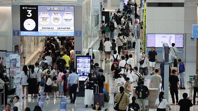 본격적인 여름 휴가철이 시작된 지난달 27일 오전 인천국제공항 1터미널 출국장이 해외여행을 떠나는 여행객들로 북적이고 있다./사진=뉴스1