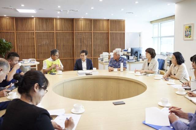 지난 6일 경기도청에서 김동연(왼쪽 네번째) 경기지사가 친환경 급식과 관련한 이해당사자들과 간담회를 주관하고 있다. 경기도청 제공