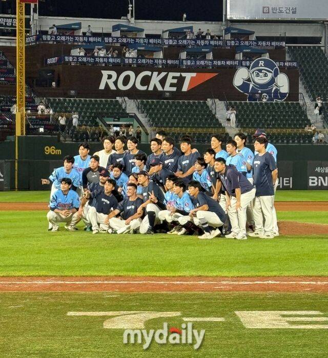 고별전을 치른 터커 데이비슨과 함께 기념 사진을 찍고 있는 롯데 자이언츠 선수단./부산 = 박승환 기자
