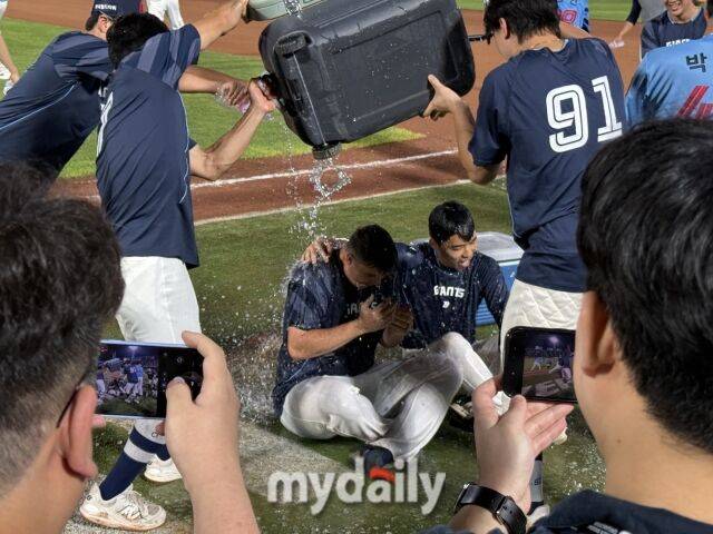 고별전에서 10승을 수확한 터커 데이비슨에게 물폭탄 세례를 안기고 있는 롯데 자이언츠 선수단./부산 = 박승환 기자
