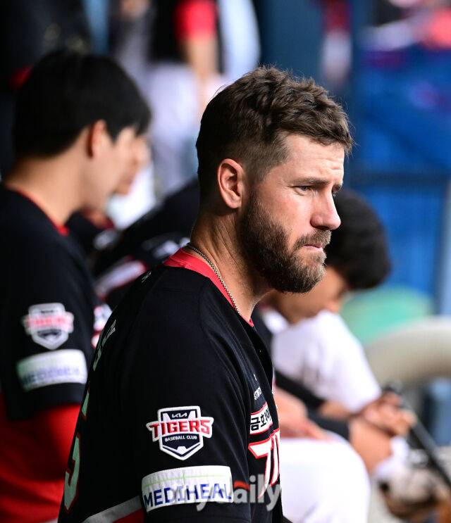 2025년 6월 5일 오후 서울 잠실구장에서 진행된 '2025 신한 SOL뱅크 KBO 리그' KIA 타이거즈와 두산 베어스의 경기. KIA 위즈덤이 생각에 잠겨있다./마이데일리