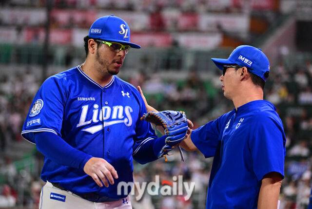 2025년 8월 7일 오후 인천 SSG랜더스필드에서 열린 '2025 신한 SOL뱅크 KBO 리그' 삼성 라이온즈와 SSG랜더스의 경기 삼성 선발투수 후라도가 7회말 무실점으로 막은 뒤 손주인 코치의 축하를 받고 있다./인천=유진형 기자