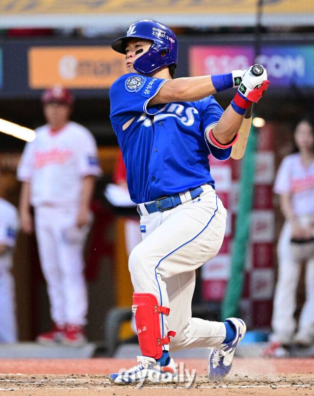 2025년 8월 7일 오후 인천 SSG랜더스필드에서 열린 '2025 신한 SOL뱅크 KBO 리그' 삼성 라이온즈와 SSG랜더스의 경기 삼성 박승규가 4회초 무사 1루서 타격하고 있다./인천=유진형 기자