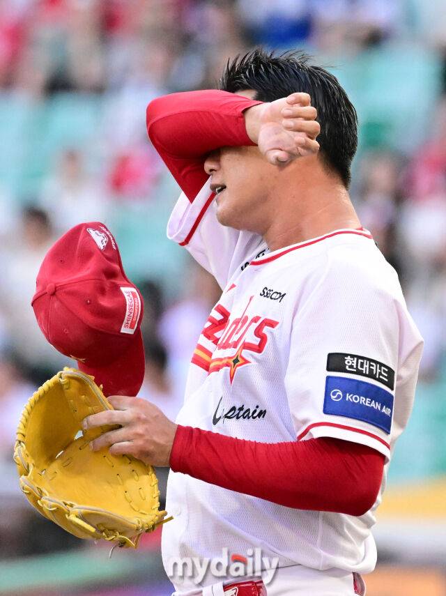 2025년 8월 7일 오후 인천 SSG랜더스필드에서 열린 '2025 신한 SOL뱅크 KBO 리그' 삼성 라이온즈와 SSG랜더스의 경기 SSG 선발투수 김광현이 4회초 추가 3실점 한 뒤 당황하고 있다./인천=유진형 기자