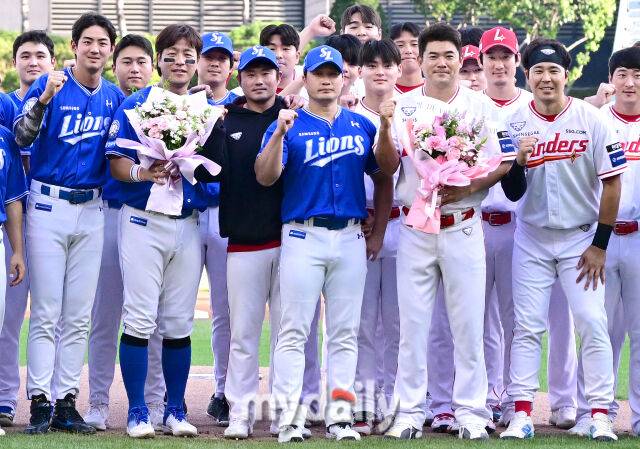 2025년 8월 7일 오후 인천 SSG랜더스필드에서 열린 '2025 신한 SOL뱅크 KBO 리그' 삼성 라이온즈와 SSG랜더스의 경기 SSG 이지영이 삼성 오승환 은퇴 기념행사에서 삼성 모자를 쓰고 기념촬영을 하고 있다./인천=유진형 기자