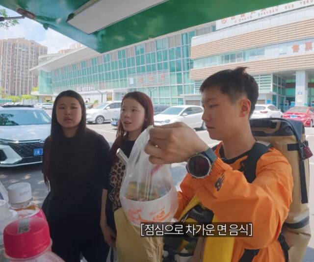 빠니보틀이 중국에서 만난 여성들에게 냉면을 사주고 있다. / 유튜브 '빠니보틀'