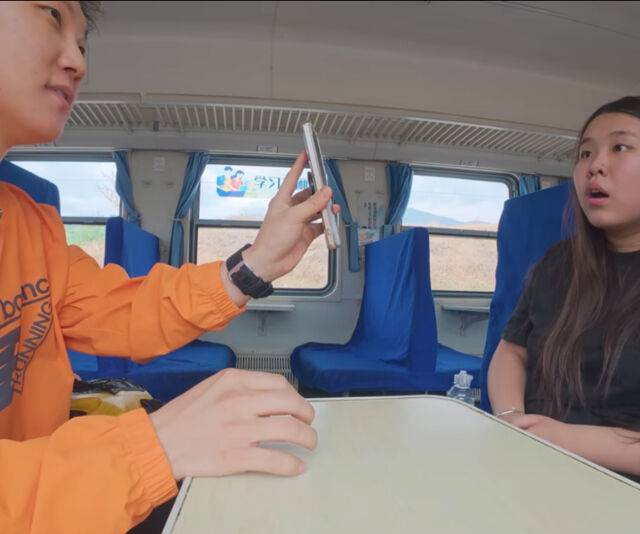 빠니보틀이 자신의 나이를 중국 여성들에게 공개했다. / 유튜브 '빠니보틀'