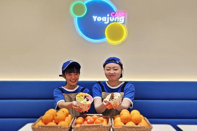 신세계 센텀시티는 지난 4월 4층에 프리미엄 요구르트 아이스크림 브랜드 ‘요아정’ 매장을 열었다. [신세계백화점 제공]