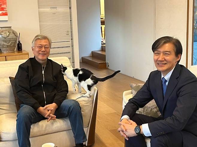 조국 전 조국혁신당 대표가 지난해 2월12일 경남 양산 평산마을에서 문재인 전 대통령을 예방한 모습. [조국 전 대표 측 제공]