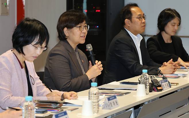 정은경 보건복지부 장관이 7일 서울 강남구 삼성생명 일원역빌딩에서 열린 ‘환자·소비자단체 현장 간담회’에서 인사말을 하고 있다.[연합]