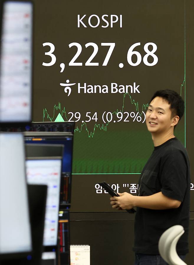 코스피가 29.54p(0.92%) 오른 3227.68에 장을 종료한 7일 서울 하나은행 본점 딜링룸에서 딜러들이 업무를 보고 있다. [연합]