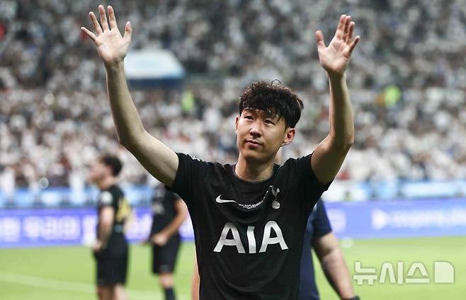 [서울=뉴시스] 김근수 기자 = 토트넘 홋스퍼 손흥민이 3일 오후 서울 마포구 서울월드컵경기장에서 열린 2025 쿠팡플레이시리즈 뉴캐슬 유나이티드와 토트넘 홋스퍼의 경기를 마치고 팬들에게 인사를 하고 있다. 2025.08.03. ks@newsis.com