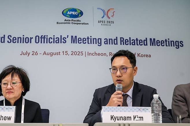[서울=뉴시스] 네이버웹툰은 6일 인천 연수구 송도 컨벤시아에서 열린 아시아태평양경제협력체(APEC) 국제 워크숍 '불법 스트리밍 단속을 위한 접근법 및 전략'에서 저작권 보호를 위한 기술적 대응 방법·성과를 발표했다고 7일 밝혔다. 김규남 네이버웹툰 최고위험관리책임자(CRO, 사진)가 행사장에서 발표하고 있다. (사진=네이버웹툰 제공) *재판매 및 DB 금지