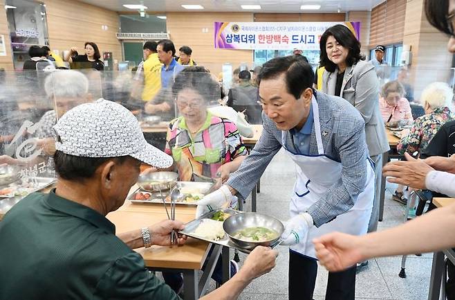 [창녕=뉴시스] 성낙인 군수가 남지종합복지관에서 장각백숙 배식 봉사에 동참하고 있다. (사진= 창녕군 제공) 2025.08.07. photo@newsis.com *재판매 및 DB 금지