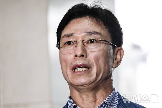 [서울=뉴시스] 정병혁 기자 = 임성근 전 해병 1사단장이 7일 서울 서초구 이명현 순직해병 특별검사 사무실로 조사를 받기 위해 줄석하며 취재진의 질문에 답하고 있다. 2025.08.07. jhope@newsis.com