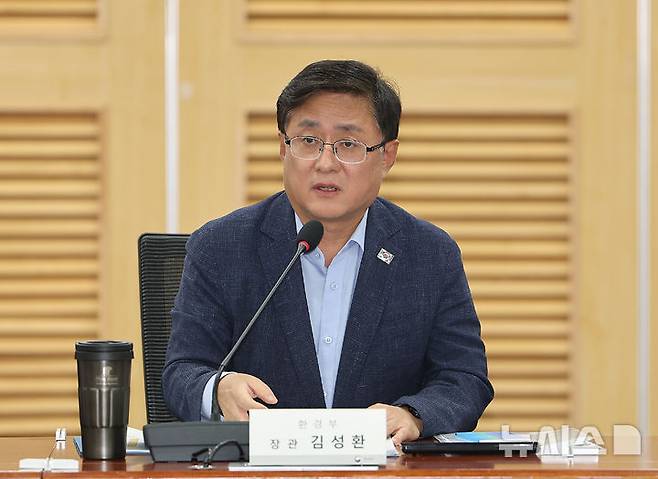 [서울=뉴시스] 김명년 기자 = 김성환 환경부 장관이 지난 6일 서울 여의도 국회 의원회관에서 열린 가습기살균제 피해자단체 대표 간담회에서 발언하고 있다. 2025.08.06. kmn@newsis.com