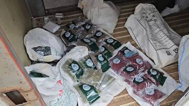 [대전=뉴시스] 농관원 원산지단속반이 지난 5일 충남 논산에 위치한 A씨 농가에 들러 원산지 거짓표시 위반 물품을 적발하고 있다. (사진=농산물품질관리원 제공) 2025.08.07. photo@newsis.com  *재판매 및 DB 금지