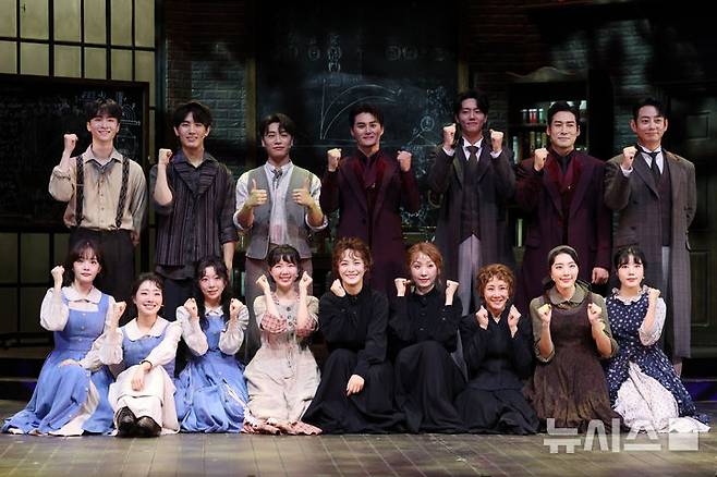 [서울=뉴시스] 박진희 기자 = 뮤지컬 '마리퀴리' 출연 배우들이 7일 서울 강남구 광림아트센터 BBCH홀에서 주요 장면을 시연을 마치고 기념촬영을 하고 있다. 2025.08.07. pak7130@newsis.com