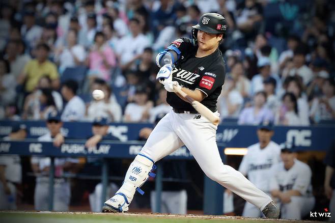[서울=뉴시스] 프로야구 KT 위즈 강백호가 3일 창원NC파크에서 열린 2025 신한 쏠뱅크 KBO리그 NC 다이노스와의 경기에서 안타를 치고 있다. (사진=KT 위즈 제공) 2025.08.03. *재판매 및 DB 금지