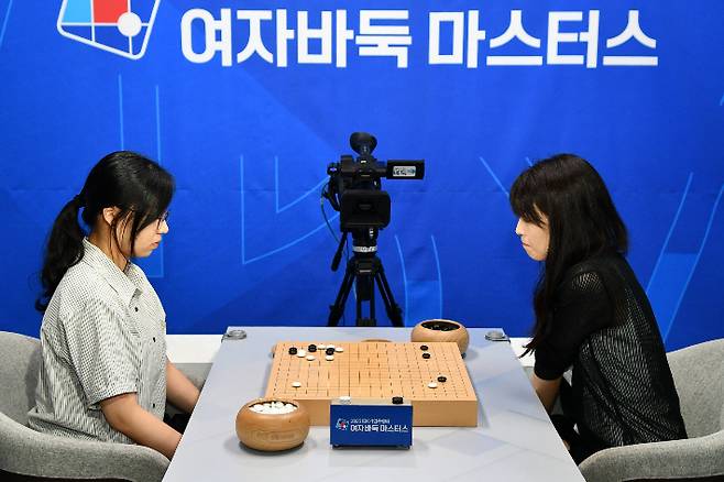 최정 9단(사진 왼쪽)과 오정아 5단이 2025 IBK기업은행배 여자바둑 마스터스 대회에서 대국을 벌이고 있다. 한국기원 제공