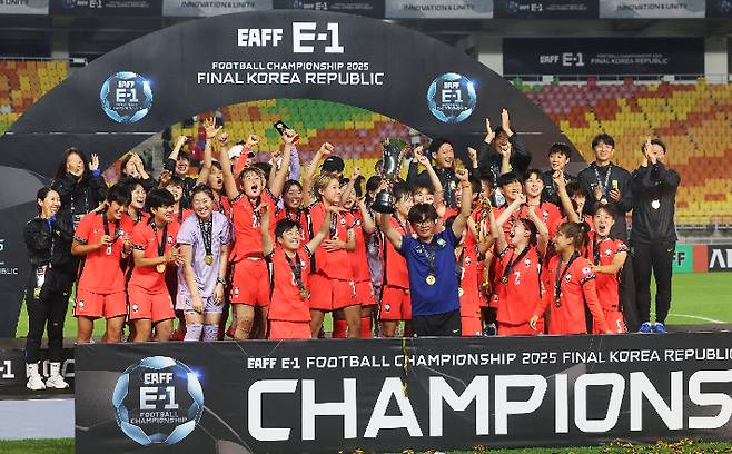 지난달 16일 수원월드컵경기장에서 열린 2025 동아시아축구연맹(EAFF) E-1 챔피언십(동아시안컵) 여자부 대한민국 대 대만 경기. 2 대 0으로 승리하며 우승한 대한민국 대표팀이 트로피를 들고 기뻐하고 있다. 연합뉴스