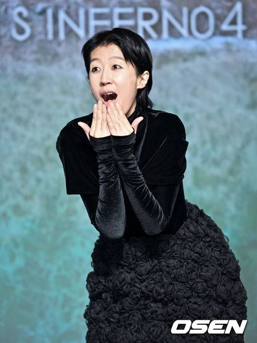 [OSEN=조은정 기자]넷플릭스 오리지널 '솔로지옥4’ 제작발표회가 8일 서울 마포구 호텔 나루 엠갤러리에서 열렸다.‘솔로지옥4’는 커플이 되어야만 나갈 수 있는 외딴 섬, ‘지옥도’에서 펼쳐질 솔로들의 솔직하고 화끈한 데이팅 리얼리티쇼다.홍진경이 포즈를 취하고 있다. 2025.01.08. /cej@osen.co.kr
