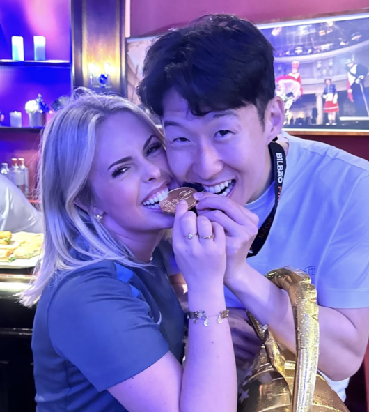 [사진] 손흥민과 유로파리그 우승의 기쁨을 나누는 한나 사우스