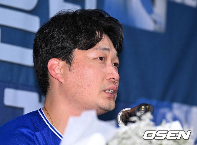 [OSEN=인천, 이대선 기자] 7일 오후 인천 오라카이 송도파크 호텔에서 삼성 라이온즈 오승환 은퇴 기자회견이 열렸다.삼성 구단은 6일 오승환이 올 시즌을 끝으로 은퇴 의사를 밝혔다고 전했다.삼성은 그의 등번호 21번을 영구결번으로 지정하기로 했다. 이는 이만수(22번), 양준혁(10번), 이승엽(36번)에 이어 구단 네 번째다.오승환은 KBO리그 통산 737경기에서 427세이브, 19홀드, 44승 33패, 평균자책점 2.32의 성적을 남겼다.삼성 오승환이 기자회견을 하고 있다. 2025.08.07 /sunday@osen.co.kr