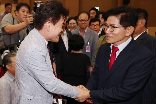 ▲국민의힘 김문수 당대표 후보가 4일 서울 여의도 국회 의원회관에서 투게더포럼이 주최한 시국토론회에 참석해 극우성향의 한국사 강사인 전한길 씨와 악수하고 있다. ⓒ연합뉴스