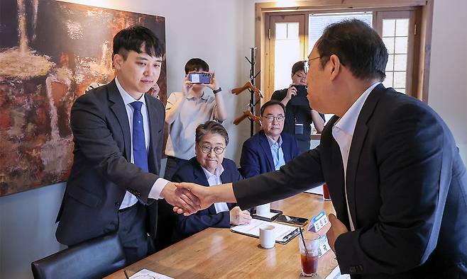 한성존 대한전공의협의회 비상대책위원장과 김국일 보건복지부 보건의료정책관이 7일 서울 중구 달개비에서 열린 수련협의체 제3차 회의에서 인사하고 있다. 뉴스1