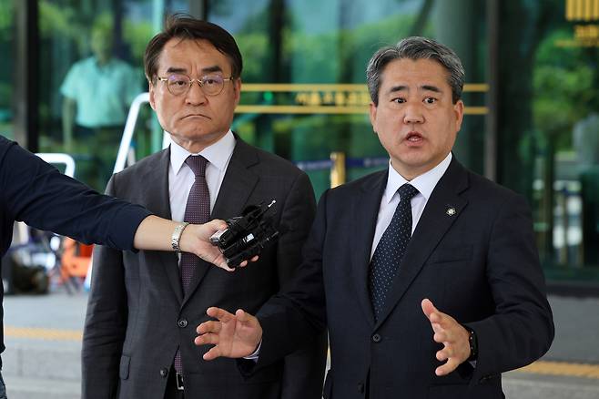 윤석열 전 대통령 법률대리인단(배보윤·송진호 변호사)이 7일 오후 서울 서초구 고등검찰청 앞에서 김건희 특검팀(특별검사 민중기)의 윤 전 대통령 2차 체포영장 집행 관련 기자회견을 하고 있다. 뉴스1