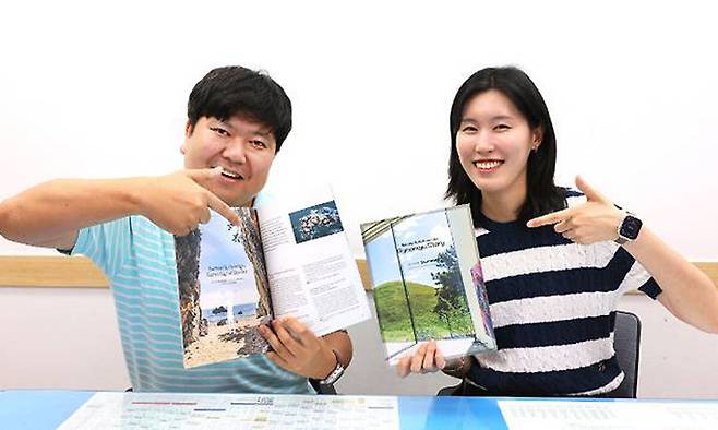 경주시청 직원들이 시정소식지 여름호 영문판을 홍보하고 있다. 경주시 제공