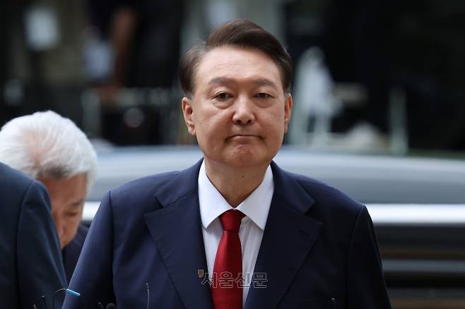 법원 출석 하는 윤석열 전 대통령 - 윤석열 전 대통령이 9일 오후 구속 전 피의자 심문(영장실질심사)을 받기 위해 기자들의 질문을 받으며 서울 서초구 서울중앙지방법원으로 들어서고 있다. 이날 영장실질심사는 남세진(사법연수원 33기) 영장전담 부장판사 심리로 열린다. 2025.7.9 이지훈 기자