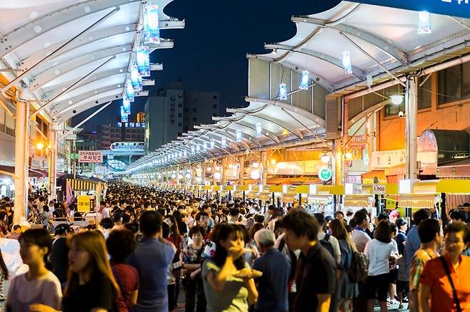 서문시장의 야시장은 대구의 대표적인 관광명소이자 전국 최대 규모 야시장 가운데 하나로 손꼽힌다. 대구광역시 제공