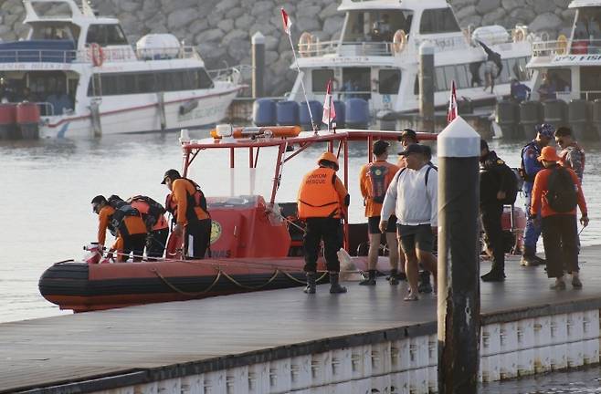 5일(현지시간) 인도네시아 발리 사누르 해변에서 쾌속정 전복 사고가 일어난 가운데 현지 구조대원들이 수색 작업에 나서고 있다. 이 사고로 중국인 관광객 2명과 현지인 승무원 1명이 사망했다. 2025.8.5 EPA 연합뉴스