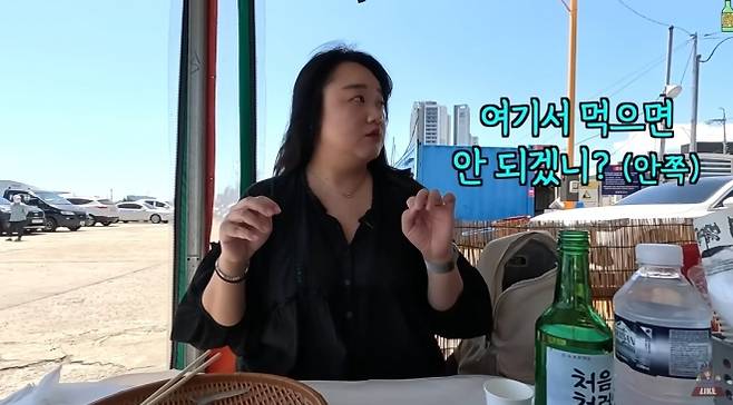 ‘혼술’을 주제로 한 콘텐츠를 다루는 한 여성 유튜버가 강원 속초시 명소인 ‘속초 오징어난전’을 찾았다 불쾌한 경험을 했다. 자료 : 유튜브 ‘김술포차’ 채널