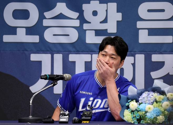 얼굴 쓸어내리는 오승환, 은퇴 기자회견 - 삼성 라이온즈 ‘끝판대장’ 투수 오승환이 7일 오후 인천 연수구 오라카이 송도파크 호텔에서 열린 은퇴 기자회견에서 얼굴을 쓸어내리고 있다. 2025.08.07. 뉴시스