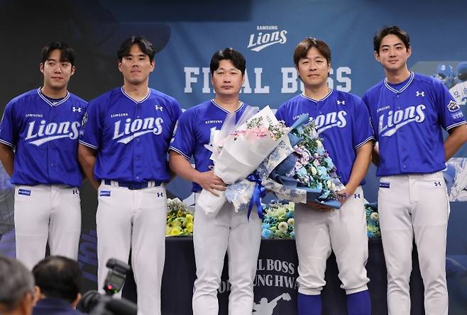 은퇴 결정 오승환, 후배들과 기념촬영 - 삼성 라이온즈 ‘끝판대장’ 투수 오승환이 7일 오후 인천 연수구 오라카이 송도파크 호텔에서 열린 은퇴 기자회견에서 후배 선수들과 기념촬영을 하고 있다. 왼쪽부터 원태인, 김재윤, 오승환, 강민호, 구자욱. 뉴시스
