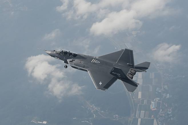 KF‑21 시제기 6호기, 첫 비행 성공 장면 (2023년 6월 28일). 한국항공우주산업(KAI)이 개발 중인 국산 전투기 KF‑21 시제기 6호기가 경남 사천 상공에서 첫 비행을 수행하고 있다. 해당 기체는 복좌형(2인승) 시제기로, 다양한 무장 운용 및 전술 시험에 투입될 예정이다. KAI 제공