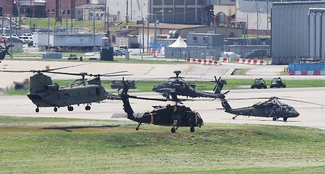 한미가 오는 18~28일 연합훈련인 ‘을지 자유의 방패’ 연습을 실시한다고 밝힌 가운데 7일 경기 평택시 캠프 험프리스에서 블랙호크 헬기와 CH-47 치누크 헬기가 이동하고 있다. 2025.8.7 연합뉴스