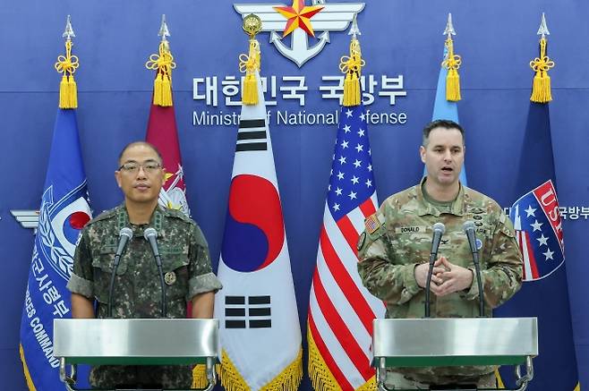 이성준(왼쪽) 합동참모본부 공보실장과 라이언 도널드 한미연합사령부 공보실장이 7일 서울 용산구 국방부 청사에서 을지 자유의 방패(UFS) 연습 한미 공동브리핑을 하고 있다. 2025.8.7 사진공동취재단