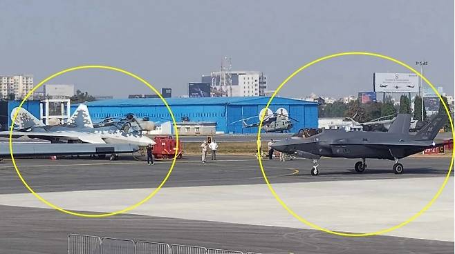 지난 2월 인도 벵갈루루의 옐라항카 공군기지에서 러시아의 Su-57(왼쪽)과 미국의 F-35가 마주치는 광경이 펼쳐졌다. 엑스 캡처