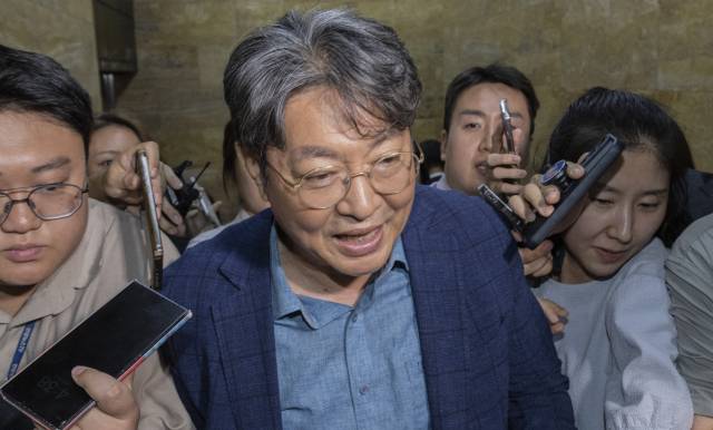 차명 주식거래 의혹이 제기된 이춘석 의원이 5일 국회에서 열린 본회의에 참석한 뒤 본회의장을 빠져나가다 취재진 질문을 받고 있다. 연합뉴스